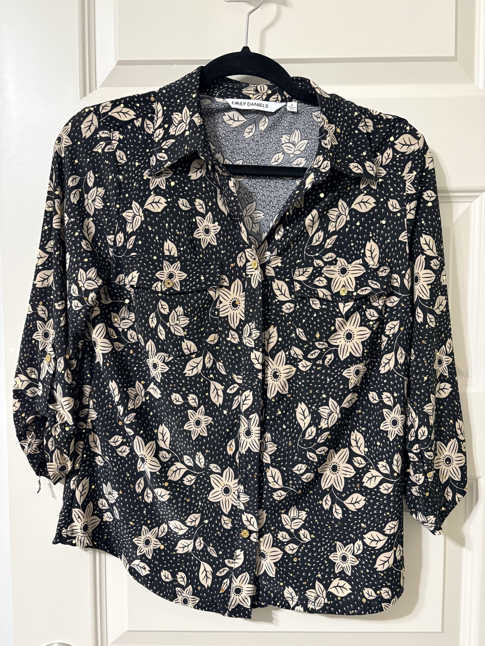 Emley Daniels Black Floral Button-Front Blouse